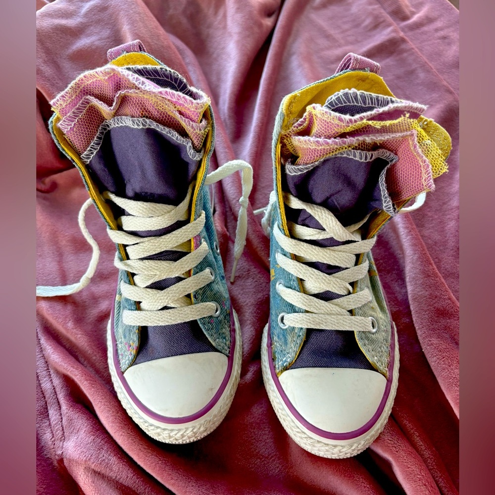 CONVERSE Chuck Taylor kid shoes - sz 10.5